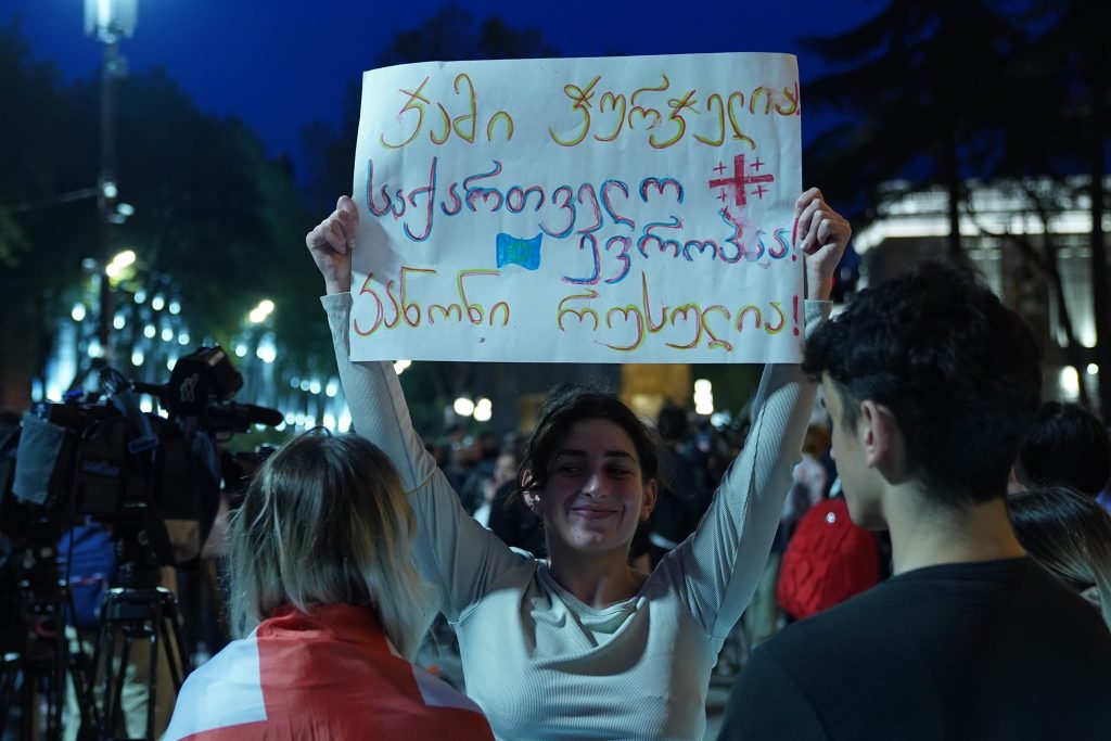 "Мы никогда не согласимся на власть России!" Многотысячный молодежный марш в Тбилиси против "закона об иноагентах"
