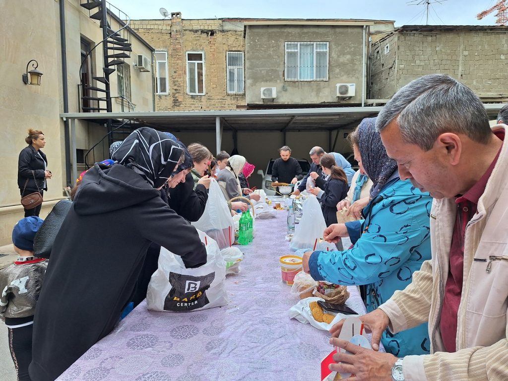 Пасхальные обряды в православной церкви Рождества Пресвятой Богородицы в Баку. 5 мая 2024. Фото: Фатима Мовламлы/JAMnews