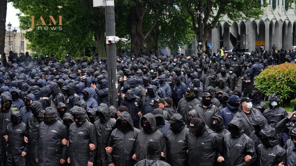 Демонстранты перед спецназовцами. 14 мая 2024 г. Фото: Давид Пипиа/JAMnews