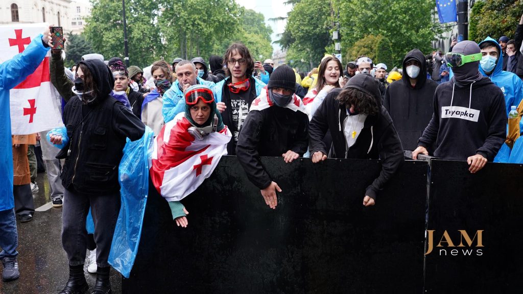 Демонстранты перед спецназовцами. 14 мая 2024 г. Фото: Давид Пипиа/JAMnews