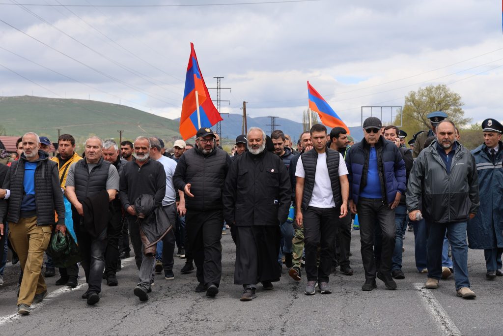 Участники шествия направляются из Тавуша в Ереван. 05.05.2024