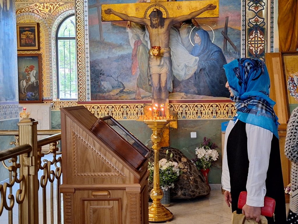 Пасхальные обряды в православной церкви Рождества Пресвятой Богородицы в Баку. 5 мая 2024. Фото: Фатима Мовламлы/JAMnews