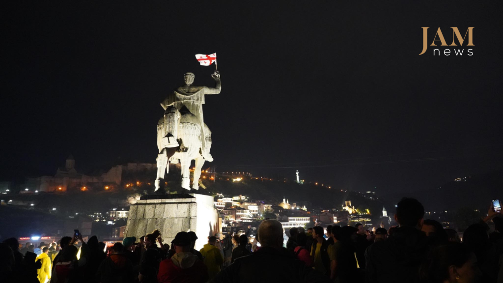 Флаг Грузии на памятнике Вахтангу Горгасали. "Марш Европы" в Тбилиси. 11 мая. Фото: Давид Пипиа/JAMnews