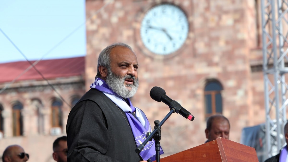 Архиепископ – кандидат в премьеры от оппозиции Армении
