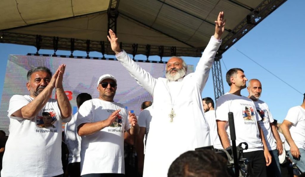 Архиепископ Баграт Галстанян привествует участников митинга. 
Ереван, 9.05.2024