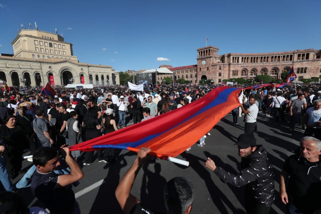 Люди пришли на митинг с флагами Армении и транспарантами. Ереван, 9.05.2024
