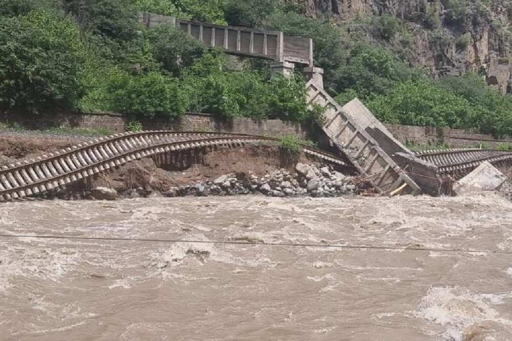 Железная дорога была повреждена. Последствия катастрофы в Армении
