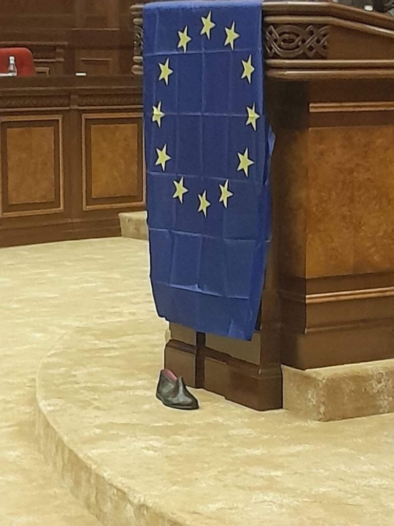 Флаг ЕС остался на трибуне до конца слушаний. Ереван, парламент, 21.06.2024