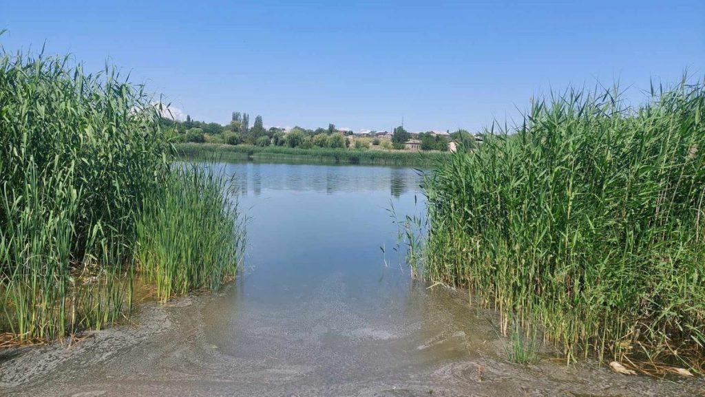Как избежать опустынивания в Армении: мнения. Озеро Акна. Фото JAMnews