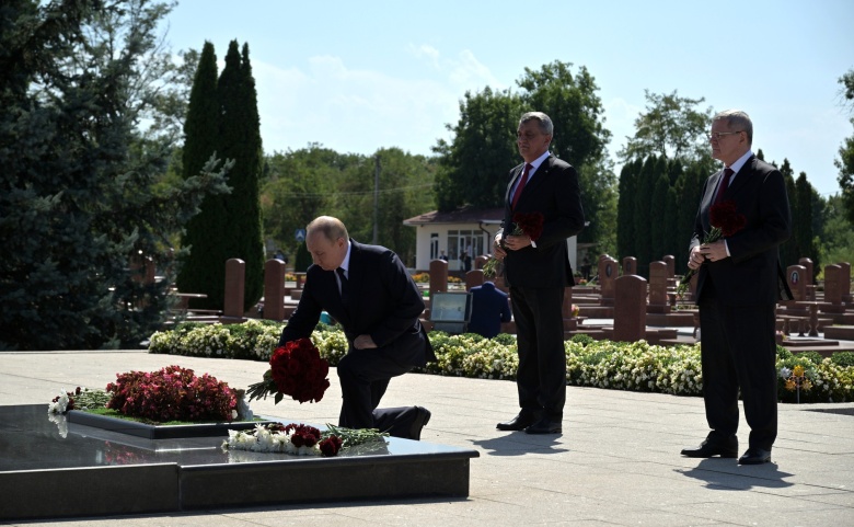 Путин на мемориальном кладбище «Город ангелов» в Беслане. Фото: Владимир Астапкович, РИА «Новости»