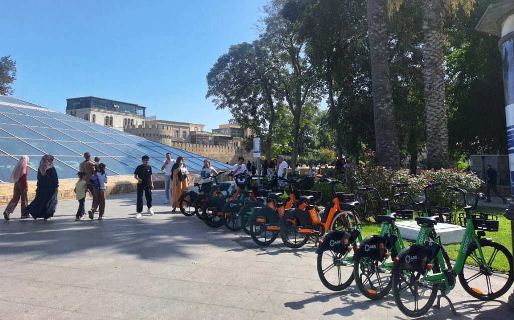 Bike paths and bike parking in Baku