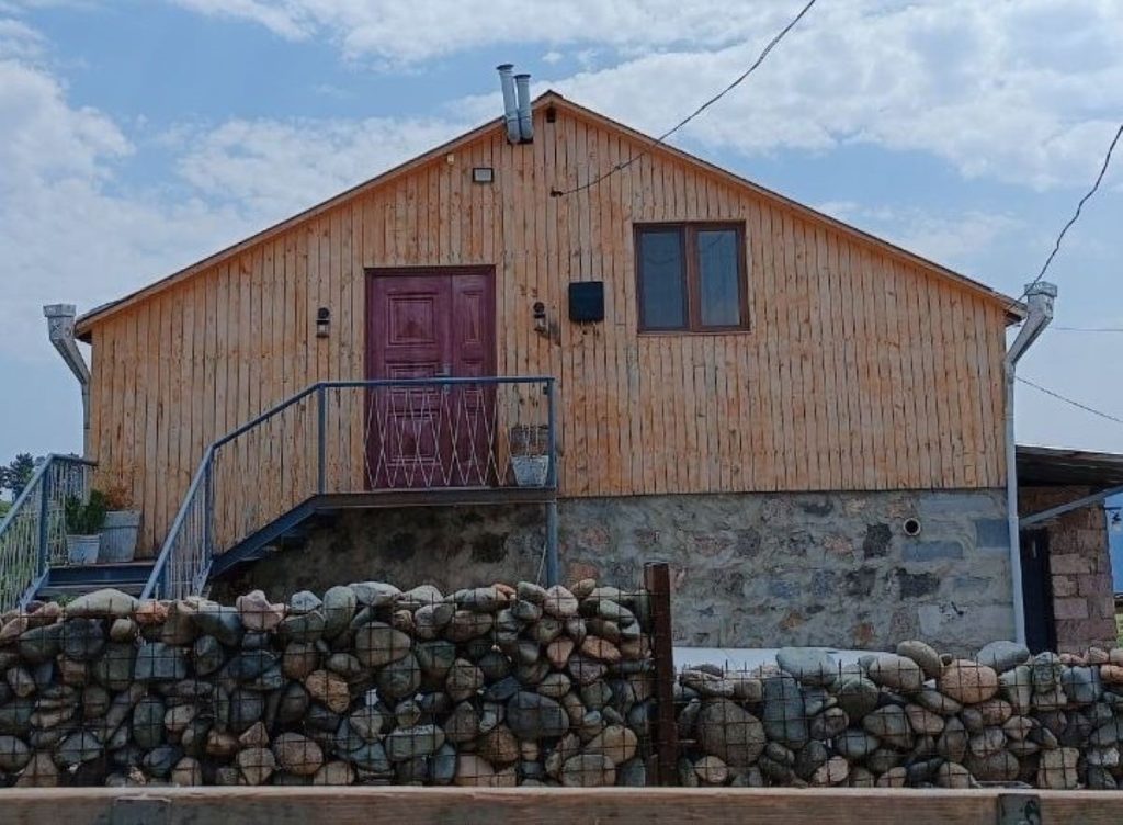 Guesthouse in the village of Artsvaberd. Photo by JAMnews