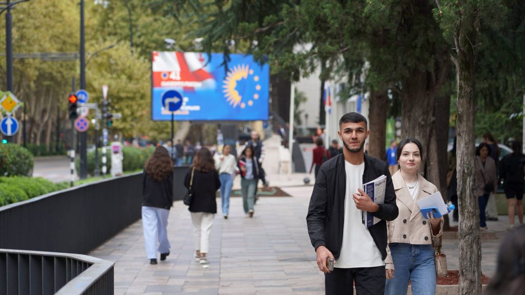 Georgian Dream on Territorial Integrity . Tbilisi. In the background, there is a campaign sign for "Georgian Dream," Georgia's ruling party. Photo: David Pipia/JAMnews