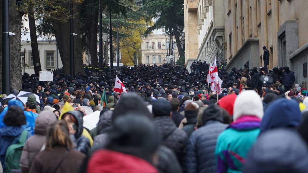 Так проходит первая сессия новоизбранного парламента Грузии. 25 ноября, 2024. Фото Давид Пипиа / JAMnews