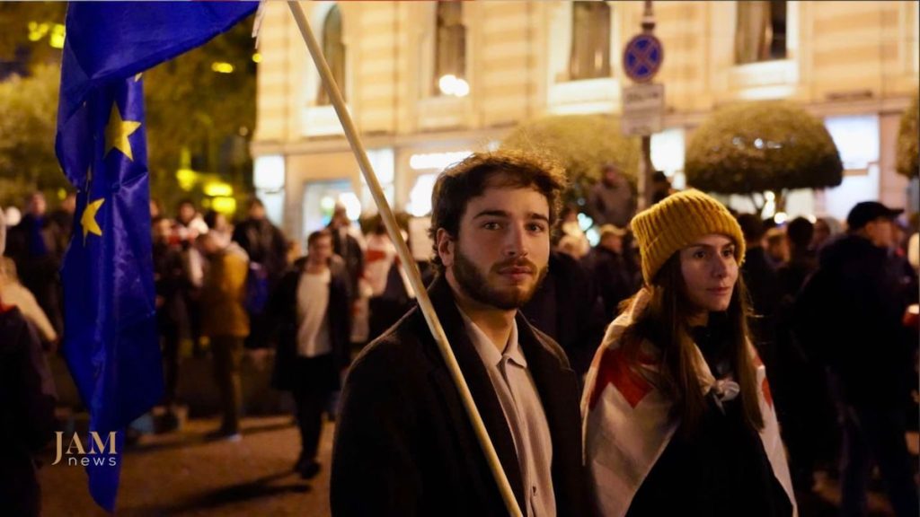 Марш с требованием перевыборов в Тбилиси. Фоторепортаж. Протестующие заблокировали обе набережные –  главные транспортные артерии города