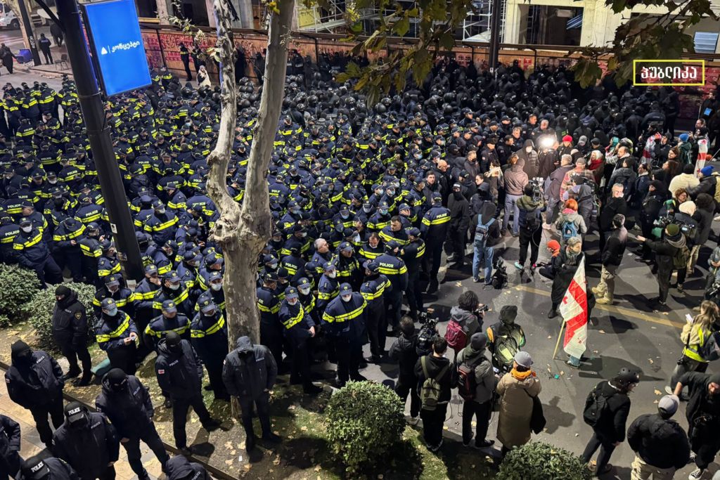 Полиция разгоняет митинг в Тбилиси