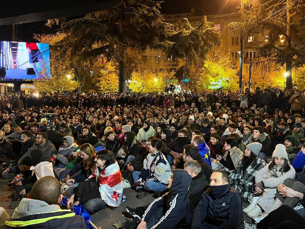 აქციის მონაწილეები უყურებენ საფეხბურთო მატჩს. ფოტო: ჯგუფი "დაიბრუნე ხმა"