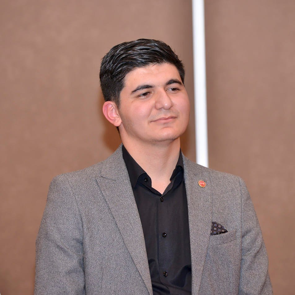 Media təsisçisi adam bıçaqlamaqda ittiham edilir
