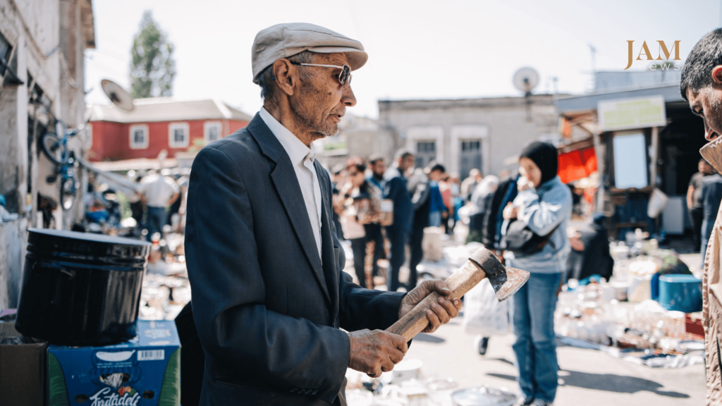 Bazara əsasən quş almaq üçün gəlirlər (bəzən digər ev heyvanlarını da satırlar - elə hallar olur ki, itləri oğurlayıb burada satırlar).