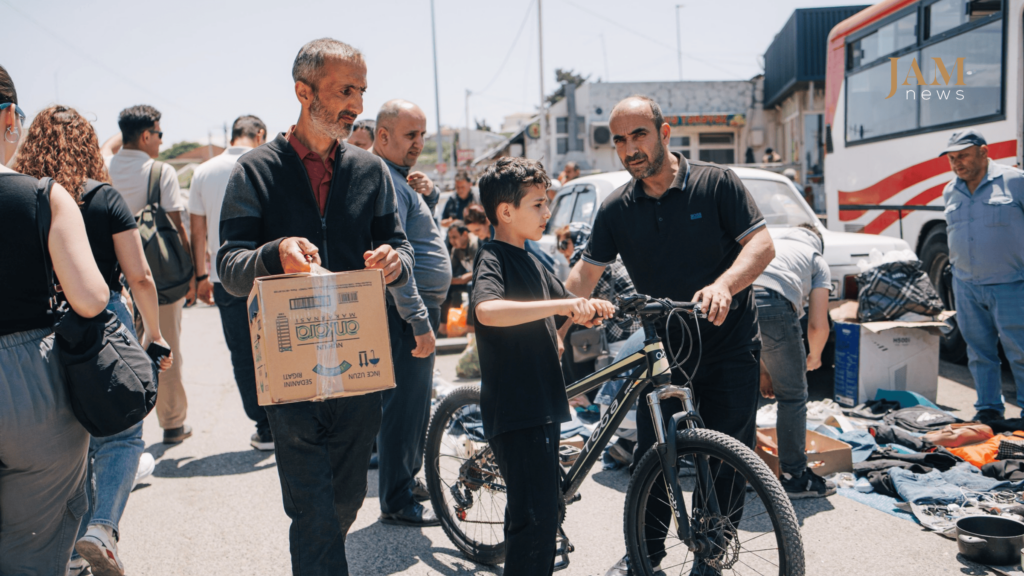 Bu bazarı “bit bazarı”, “quş bazarı” və hətta “ölü bazarı” da adlandırırlar. “Bit bazarı” adı 90-cı illərdə yaranıb, “ölü bazarı” isə burada ikinci əl, yəni istifadə olunmuş əşyaların satılması ilə əlaqədardır. Burada nə istəsən tapmaq olar. Sabunçu qəsəbəsindən fotoreportaj