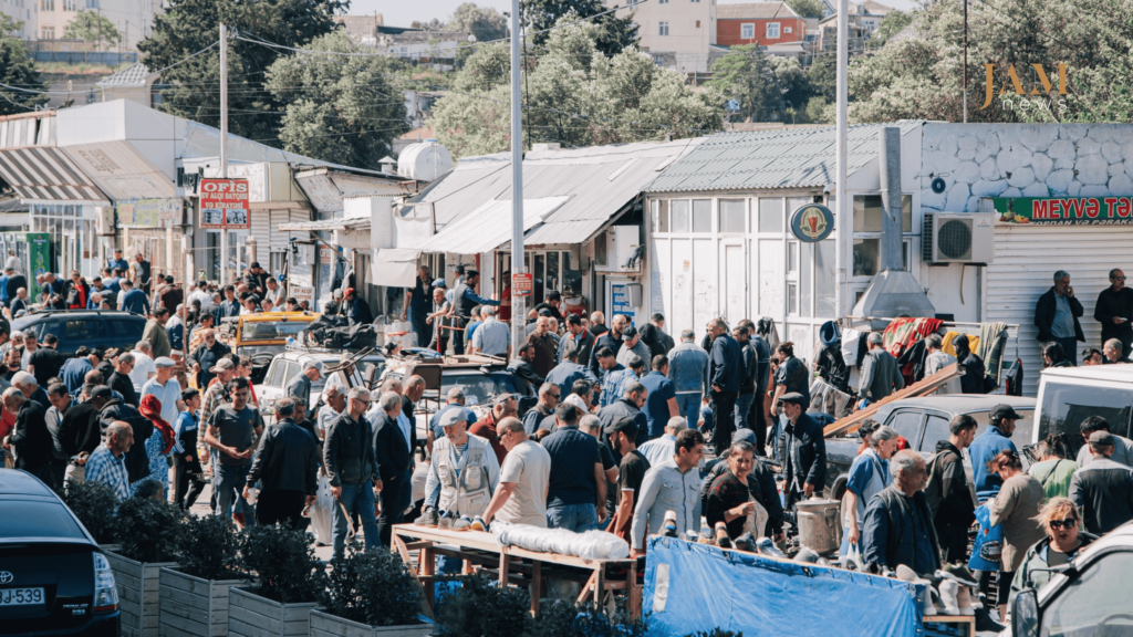 Sabunçunun əsas görməli yeri onun bazarı hesab oluna bilər. Bu bazar XIX əsrin sonunda yaranıb və hazırda "əsl" Bakını görmək istəyən turistlərin diqqətini getdikcə daha çox cəlb edir. Sabunçu qəsəbəsindən fotoreportaj