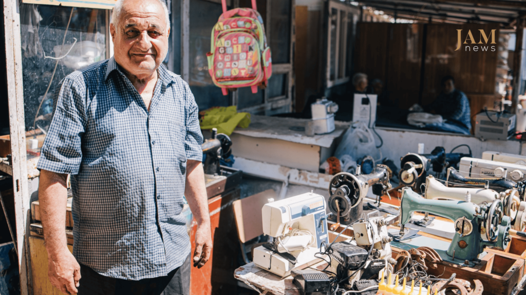 Vaqif, tikiş maşını təmirçisidir: “Bir dəfə yaşlı bir müştəri mənə yaxınlaşıb dedi: "Tikiş maşını olmayan ev, ev sahibi olmayan ev kimidir. Çünki normal bir qadın hər xırda iş üçün dərziyə getməyə razı olmaz"