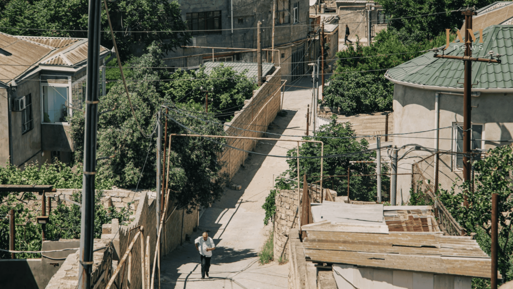 Qəsəbənin ab-havası - səs-küylü bazardan sakit yaşayış məhəlləsinə keçid - dərhal hiss olunur. Elə bil qəsəbənin özündə həyat dayanıb - bazar günü olmasına baxmayaraq, hər yerdə səssizlik hökm sürür.