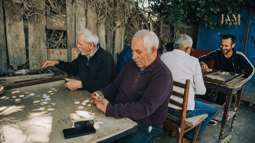 Müəllif yazır ki, burada qonşuluq birliyi hələ də güclüdür. Hamı birlikdə domino və nərd oynayır.
