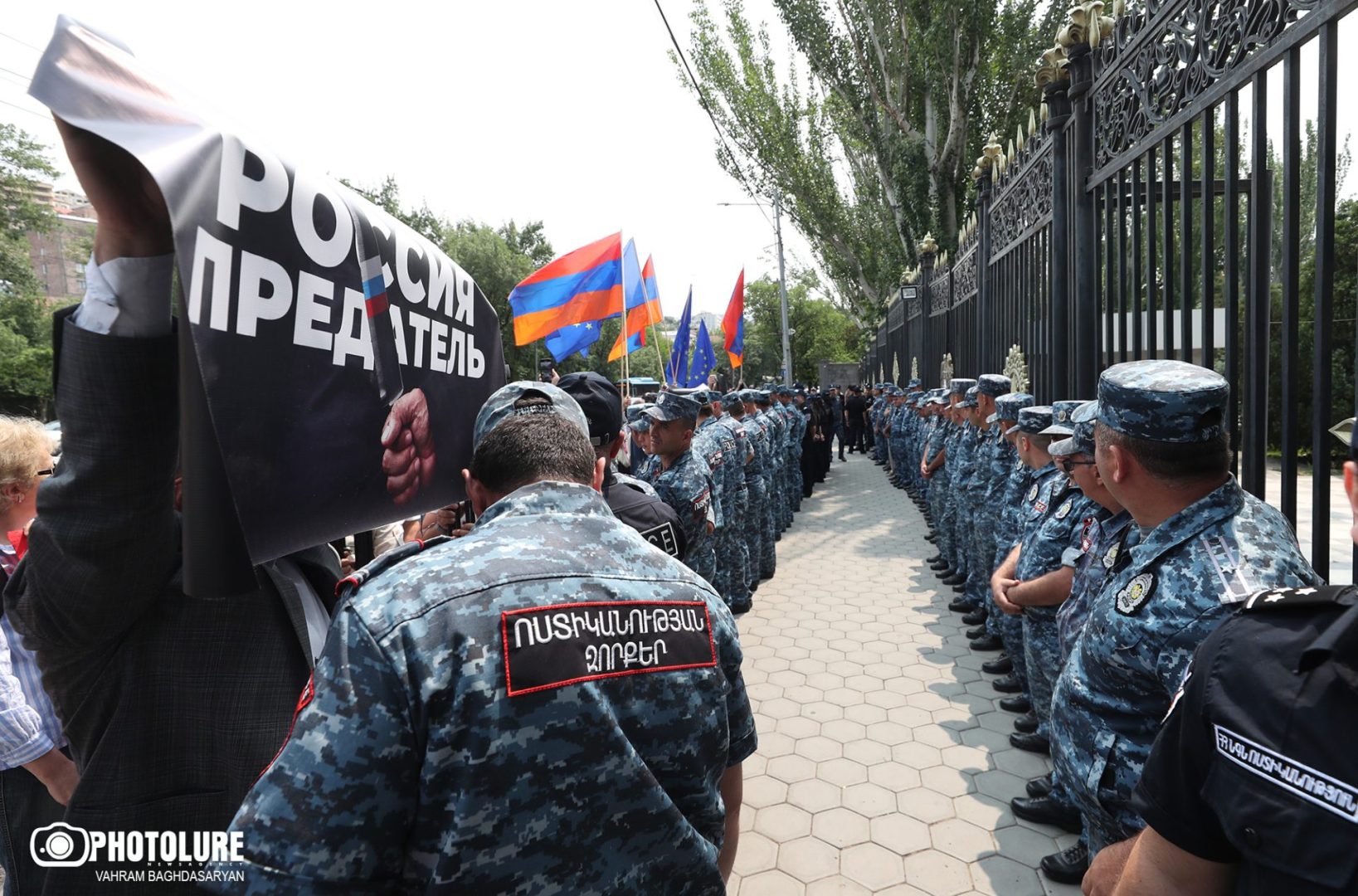 Визит Матвиенко в Армению: акция протеста у парламента