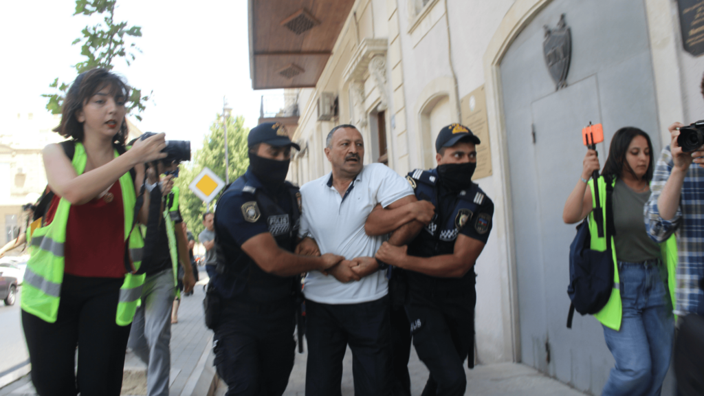 Tofiq Yaqublu “Quru sərhədi açın!” aksiyasında saxlanılarkən - Quru sərhədləri 5 ildir bağlıdır