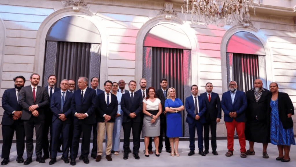 Fransa hökumət rəsmiləri və Yeni Kaledoniya nümayəndələri Parisdəki Yelisey sarayında, 12 iyul 2025 | foto: Tom Nicholson/Pool - Azərbaycanın Yeni Kaledoniya siyasəti