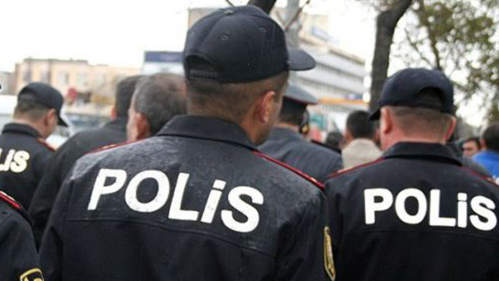 Montində polis zorla insanları evlərindən çıxarır