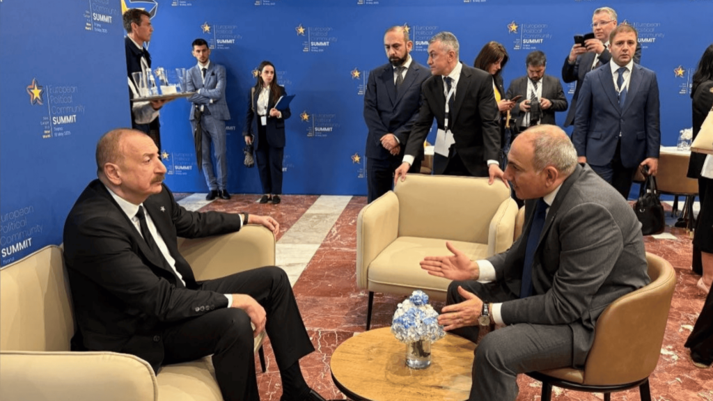 Tiranada Ermənistanın Baş naziri Nikol Paşinyanla Azərbaycan Prezidenti İlham Əliyev arasındakı qeyri-rəsmi görüş | foto: Facebook/Nazeli Baghdasaryan - Vaşinqton görüşünün nəticələri ilə bağlı ehtimallar