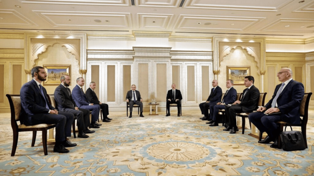 Azərbaycn və Ermənistanın Əbu-Dabidə keçirilən vasitəçisiz görüşündən | foto: Ermənistan Xarici İşlər Nazirliyi - Vaşinqton görüşünün nəticələri ilə bağlı ehtimallar