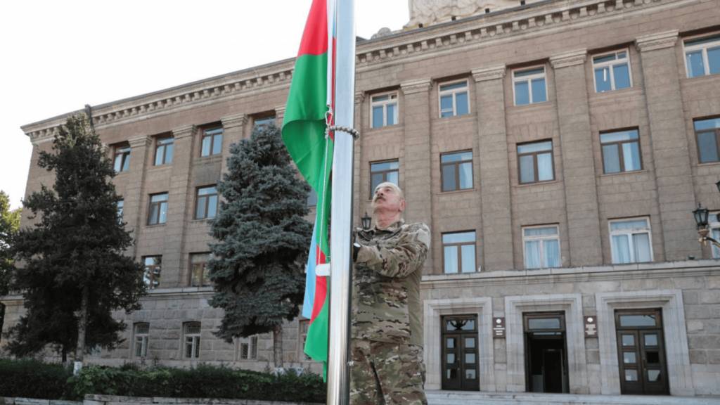Prezident İlham Əliyev Azərbaycan Respublikasının dövlət bayrağını Xankəndi şəhərində qaldırır, 15.10.2023 | foto: president.az