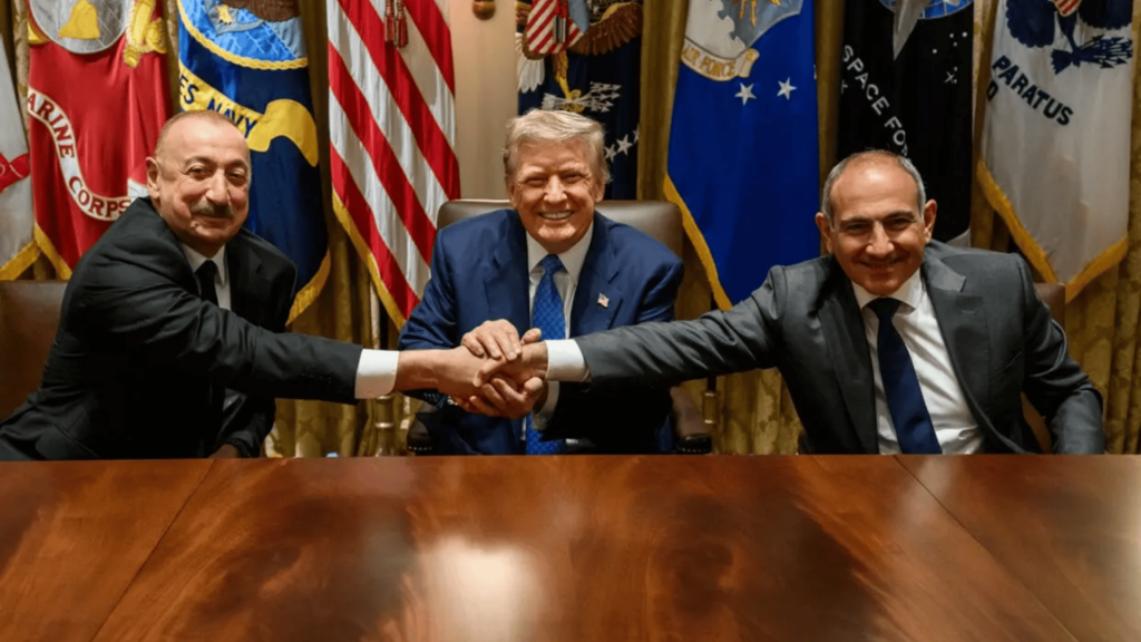Əliyev, Tramp və Paşinyan Vaşinqton görüşündən sonra birgə şəkil çəkdiriblər | foto: The White House - Regionda sülh və böyük güclərin maraqları