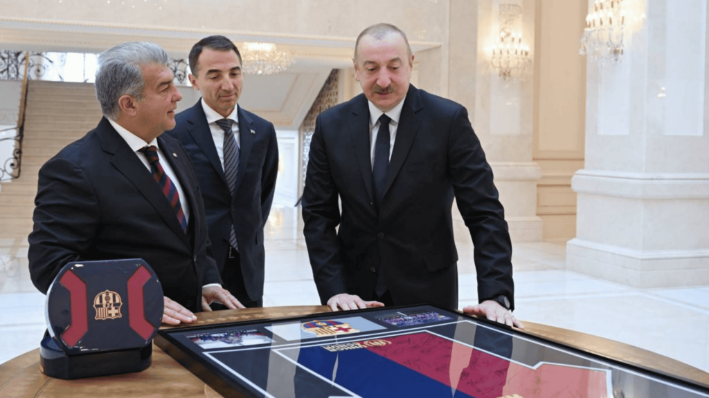 Prezident İlham Əliyev "Barselona" futbol klubunun prezidenti Joan Laportanı qəbul edərkən (soldan sağa: "Barselona"nın Prezidenti Joan Laporta, Adnan Əhmədzadə və Azərbaycan Prezidenti İlham Əliyev), 1 mart 2025 | foto: president.az - Adnan Əhmədzadənin həbsi