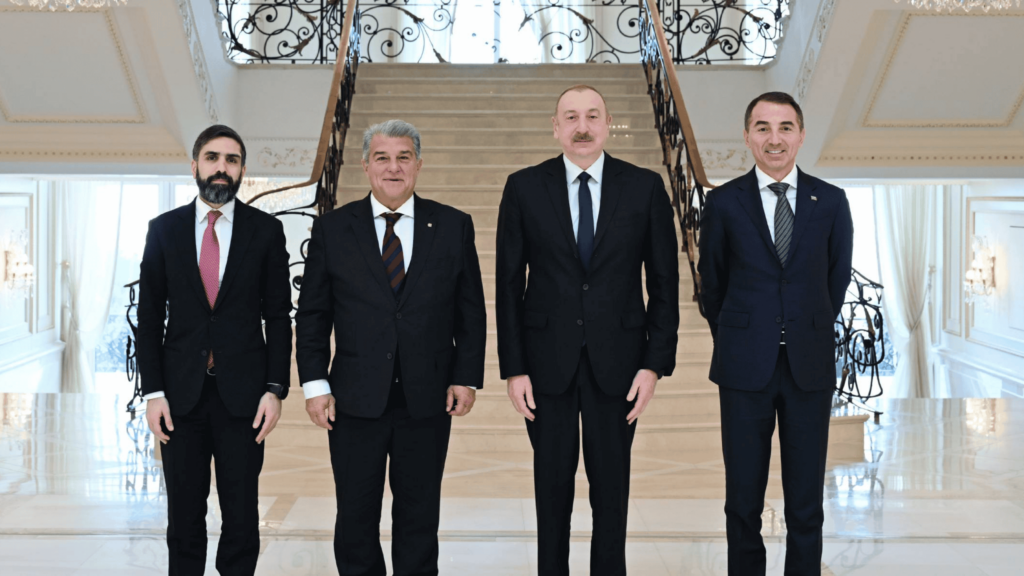 Prezident İlham Əliyev "Barselona" futbol klubunun prezidenti Joan Laportanı qəbul edərkən (soldan sağa: SOCAR prezidenti Rövşən Nəcəf, "Barselona"nın Prezidenti Joan Laporta, Azərbaycan Prezidenti İlham Əliyev və Adnan Əhmədzadə), 1 mart 2025 | foto: president.az - Adnan Əhmədzadənin həbsi