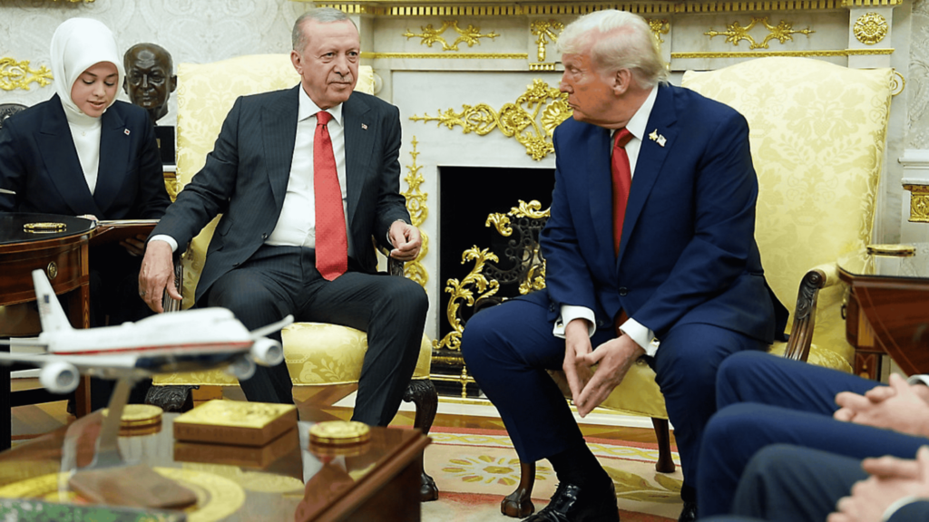 ABŞ-nin Ərdoğana "legitimlik" vermə siyasəti - Prezident Donald Tramp (sağda) Vaşinqtonda Ağ Evin Oval Ofisində Türkiyə Prezidenti Rəcəb Tayyib Ərdoğanla görüşür | foto: AP/Evan Vucci
