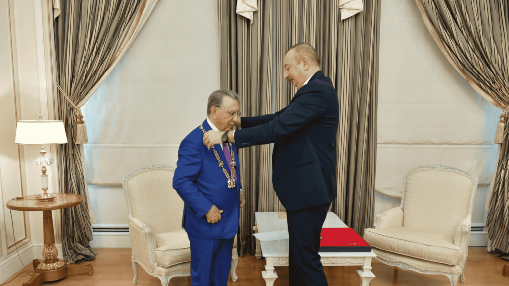 İlham Əliyev Ramiz Mehdiyevə "Heydər Əliyev" ordenini təqdim edir, 23 oktyabr 2019 | foto: president.az - Ramiz Mendiyev dövlətə xəyanətdə ittiham edilir