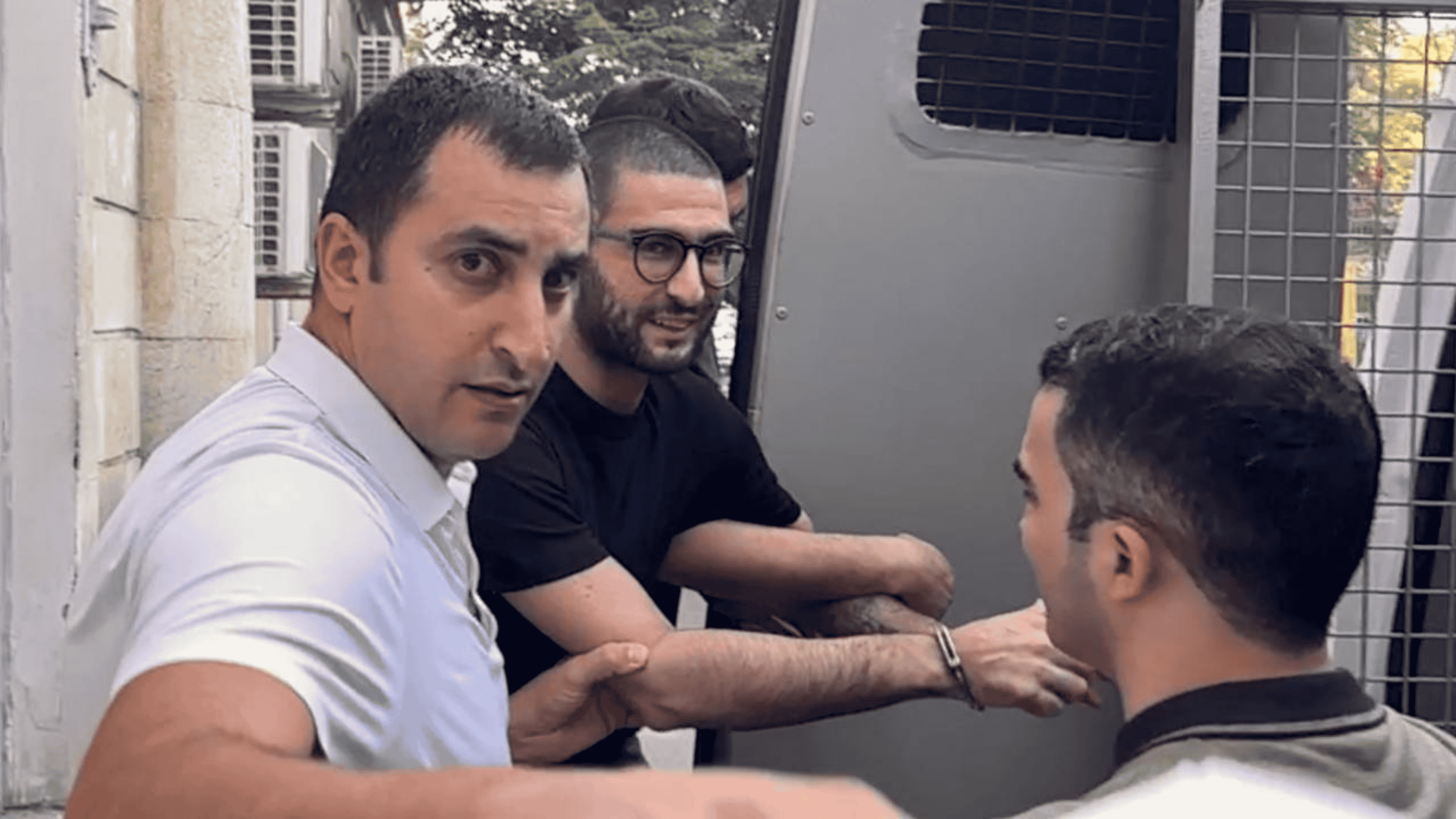 Bəhruz Səmədov Səbail rayon məhkəməsindən çıxarılarkən | foto: Nurlan Libre - Bəhruz Səmədova qarşı pis rəftar