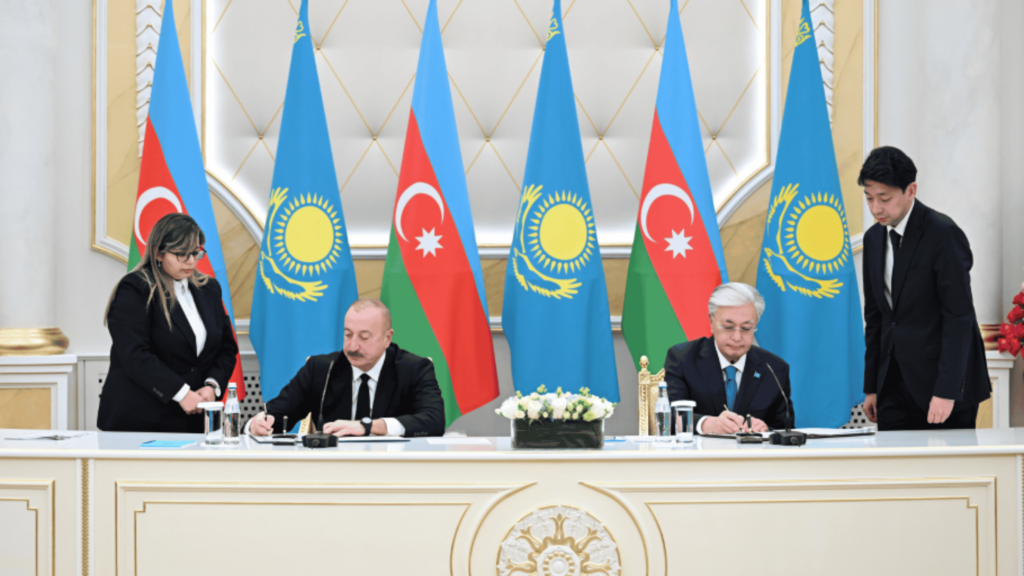 Astanada Azərbaycan Prezidenti İlham Əliyevin və Qazaxıstan Prezidenti Kasım-Jomart Tokayevin iştirakı ilə sənədlərinin mübadiləsi mərasimi | foto: "AZƏRTAC" - İlham Əliyevin Qazaxıstana səfəri