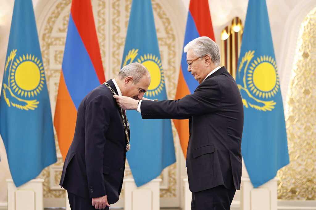 Այցի շրջանակում Փաշինյանը պարգևատրվել է Ղազախստանի պետական բարձրագույն պարգևով՝ «Ոսկե արծիվ» շքանշանով: