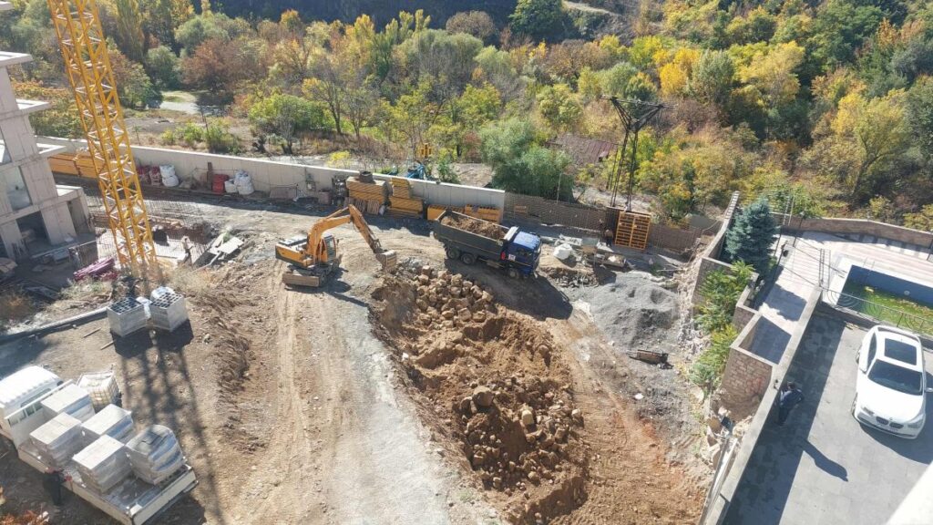 Շինհրապարակ Երևանում։ Լուսանկարը՝ JAMnews-ի