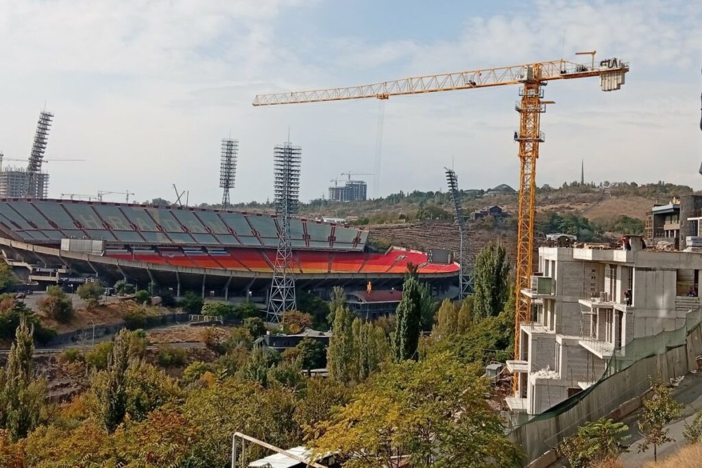 Շինարարությունը համարվում է Երևանի օդի աղտոտման հիմնական պատճառը: Լուսանկարը՝ JAMnews-ի