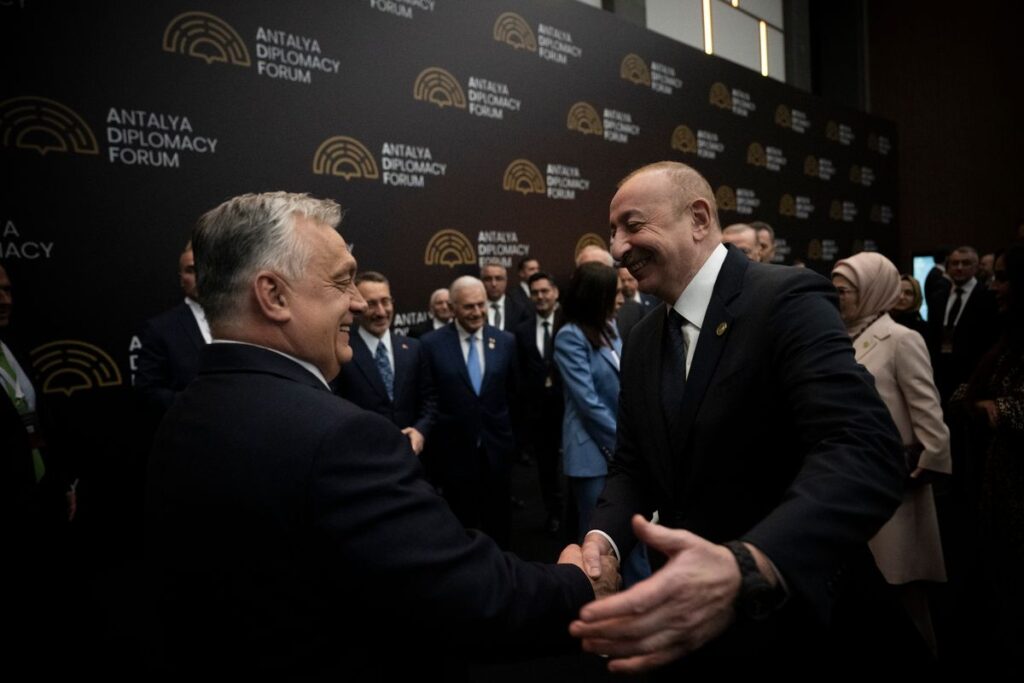 Офис Euronews в Баку. На фото председатель Совета директоров Euronews Педро Варгас Давид (слева) и президент Азербайджана Ильхам Алиев