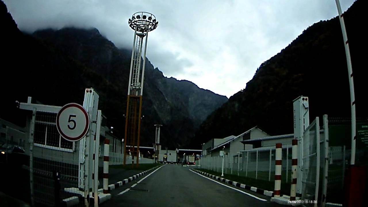 Осетин на границе между Россией и Грузией