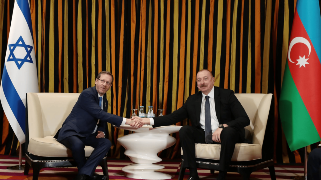 Azərbaycan Prezidenti İlham Əliyev (sağda) və İsrail Prezidenti İshak Hersoq (solda) yüksək səviyyəli görüş zamanı - Azərbaycan-İsrail münasibətləri