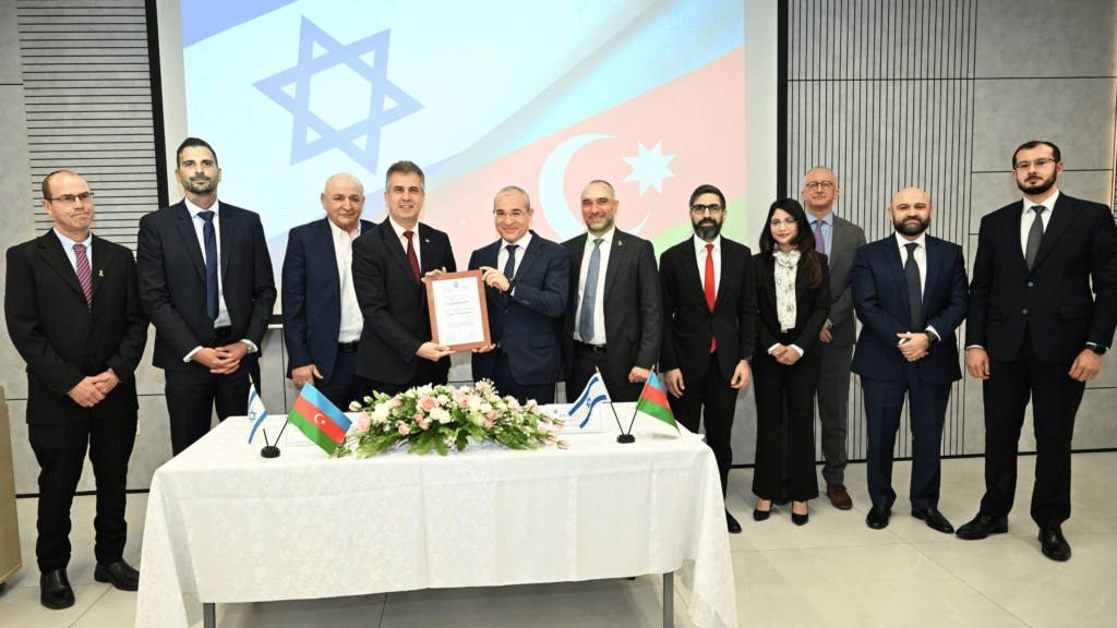 Azərbaycanın İqtisadiyyat Naziri Mikayıl Cabbarov SOCAR-ın prezidenti Rövşən Nəcəflə birlikdə İsrailin Eksklüziv İqtisadi Zonasında (EEZ) “I” blokunun kəşfiyyatı üçün lisenziyaların təqdimat mərasimində | foto: x.com/MikayilJabbarov - Azərbaycan-İsrail münasibətləri