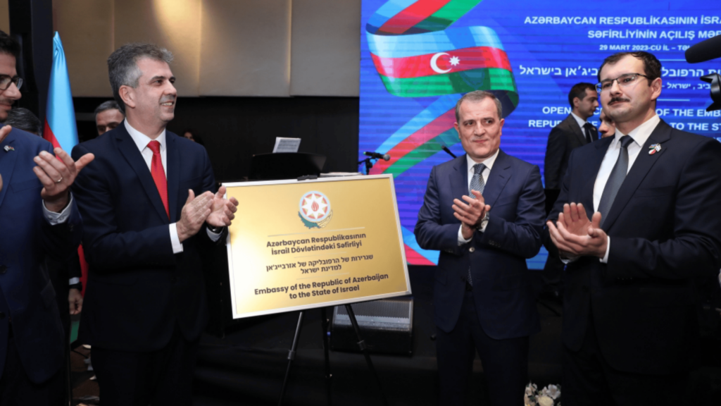 Azərbaycan və İsrailin xarici işlər nazirləri və Azərbaycanın Təl-Əvivdəki səfiri Azərbaycanın İsraildəki səfirliyinin adı yazılmış lövhənin açılışında | foto: "AZƏRTAC"